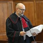 Prokurator Jakub Dłubacz odczytuje akt oskarżenia.  Autor: Łukasz Woźnica
