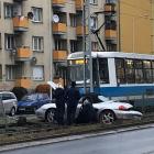 Utrudnienia dla pasażerów MPK. Porsche wpadło na torowisko  Autor: Czytelniczka