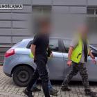 Doprowadzenie do prokuratury osób związanych ze śmiercią nastolatka  Autor: Policja