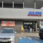 Aldi.  
chleb: 4,59 zł 
mleko: 2,99 zł 
płatki śniadaniowe: 3,79  - 9,49 zł (średnia...