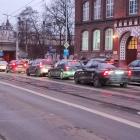 Poranny chaos na ul. Trzebnickiej, auta wjechały na pas dla tramwajów.  Autor: Nadesłane