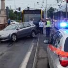 Wypadek tramwaju, autobusu MPK i samochodu. Most Osobowicki nieprzejezdny  Autor: Pomoc...