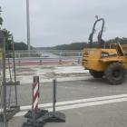 Drogowcy musieli zrywać z mostów nowy beton