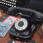 Telefon z tarczą - pamiętacie z domów naszych babć? Taki telefon można kupić za około...