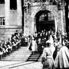 29 listopada 1910. Cesarz Niemiec Wilhelm II przez tzw. bramę cesarską opuszcza...