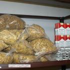 Podczas kontroli zabezpieczono ponad 9 tys. sztuk papierosów oraz 7,5 kg krajanki...