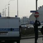 Okolice miejsca pracy saperów zabezpiecza policja  Autor: Michał Hernes