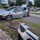 Peugeot po zderzeniu z mazdą jest solidnie zniszczony  Autor: Pomoc drogowa Auto HARD -...