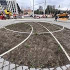 Skwer z betonu przy wielopasmowej jezdni. To miejsce im. Adama Wójcika  Autor: Jakub Jurek