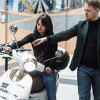 Nasza dziennikarka testuje jeden z elektrycznych skuterów  Autor: Magda Pasiewicz