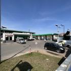 Trwa rozbiórka stacji paliw BP i wielopoziomowego parkingu przy ulicy Swobodnej we...