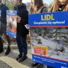 Protest pod marketem Lidl. Chodzi o jakość mięsa i warunki hodowli  Autor: k