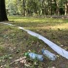 Po zakończonym około północy z soboty na niedzielę półmaratonie pozostały śmieci...