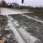 Na al. Hallera tramwaje wznoszą chmury pyłu i zostawiają ślady na tzw. zielonym...