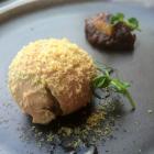 parfait z foie gras z konfiturą owocową i orzechami laskowymi. Aksamitne foie gras,...