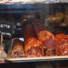 W jednej z alejek znajdziecie również delikatesy hiszpiańskie Pata Negra. Delikatesy są...