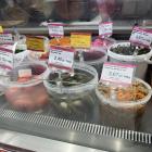  fot. Klaudia Sabok 

 Pieczarki po koreańsku - 3,67 zł/100 g, og&oacute;rki kiszone -...