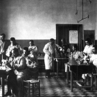 Ludwik Hirszfeld (w centrum) w salonickim laboratorium bakteriologicznym / fot....