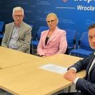 Liderzy Nowoczesnej Tadeusz Grabarek i Magdalena Piasecka z Michałem Jarosem