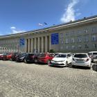 Urząd Wojewódzki - Połowa parkingu przed urzędem wojewódzkim przy pl. Powstańców...