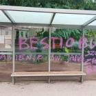 Antyszczepionkowcy zniszczyli wiatę Szczepiobusa.  Autor: MPK Wrfocław