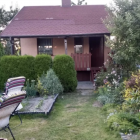 Domek posiada salon z kominkiem, kuchnię, przedpokój, na piętrze pokój zabaw dla dzieci...