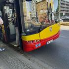 Kierowca autobusu MPK zasłabł, uszkadzając zaparkowanie auta  Autor: Jakub Tekliński