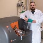 Prof. Marcin Poręba w Laboratorium Obrazowania PWr.  Autor: PWr