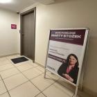 W biurze Marty Stożek z Lewicy, znajdującym się na piątym piętrze Feniksu, także nikogo...