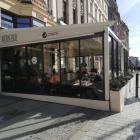 Bernard, Rynek 35 - restauracja i piwiarnia. Oferuje własne piwo beczkowe i butelkowe,...