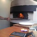 Pizza wypiekana jest w znajdującym się wewnątrz auta piecu opalanym drewnem  Autor:...
