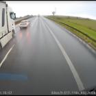 BMW zajeżdża drogę ciężarówce wyprzedzającej lewym pasem i zmusza ją do hamowania....