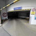 Taki widok ma kierowca skręcający z ulicy Nasypowej na parking w Arkadach Wrocławskich...