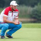 Jakub Urbański przymierza się do uderzenia.