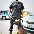 mł. asp. Mateusz Jankowski i pies Mig  Autor: KMP we Wrocławiu
