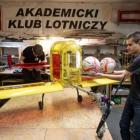 Studenci z Akademickiego Klubu Lotniczego w czasie prac w warsztacie.  Autor: PWr