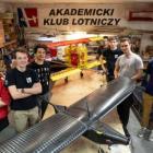 Studenci z Akademickiego Klubu Lotniczego w czasie prac w warsztacie.  Autor: PWr