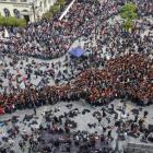 Uczestnicy Gitarowego Rekordu Świata utworzyli kształt gitary na wrocławskim rynku....
