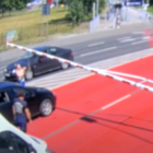 Tak “psują się” rogatki na przejeździe kolejowym. Wrocławscy mistrzowie kierownicy w...
