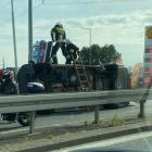 Karetka przewrócona na bok. Jechała na sygnale, gdy wjechało w nią audi  Autor: Pomoc...