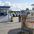 Parking pod Żyrafą, Rdestowa 22
 
Koszt 1 doby - 120 zł, 2 doby - 130 zł, 3 doby -...