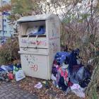 Wrocław: Kontenery na odzież w fatalnym stanie. Gdzie oddawać ubrania?  Autor:...