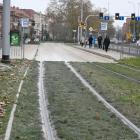 Na al. Hallera tramwaje wznoszą chmury pyłu i zostawiają ślady na tzw. zielonym...