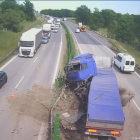 Tir wjechał w bariery. Armagedon na autostradzie pod Wrocławiem  Autor: traxelektronik