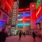 Galeria Neon Side na ulicy Ruskiej 46C. Jest to kolorowy dziedziniec, miejsce sesji...
