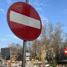 Obecnie przez ten odcinek Trzebnickiej można jechać tylko w stronę mostów Trzebnickich....