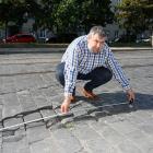 Michał Kwiatkowski pokazał nam jedno z większych zapadlisk w kostce brukowej. Mierzy...