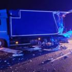 Drewno wysypało się na drogę. Trasa do Warszawy była zablokowana  Autor: Straż Pożarna...
