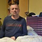 Pan Jacek Bednarski jest po udarze, ma tylko jedną nogę sprawną. Uszkodzono mu wózek...
