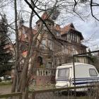 Kasztanowa 32.     Obecnie zarządzana przez wspólnotę mieszkaniową, co utrudnia remont....